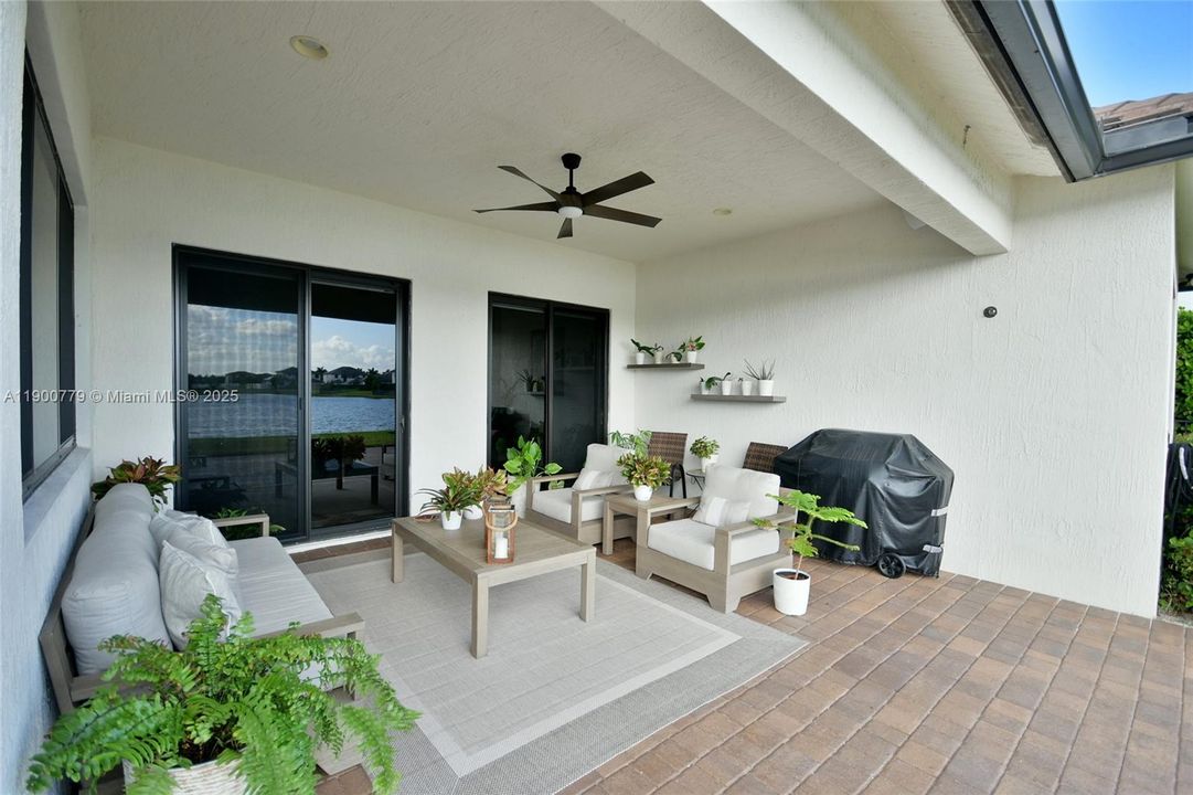 合同活跃: $5,300 (3 贝兹, 2 浴室, 2545 平方英尺)