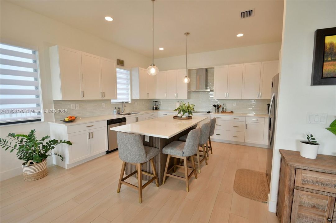 合同活跃: $5,300 (3 贝兹, 2 浴室, 2545 平方英尺)