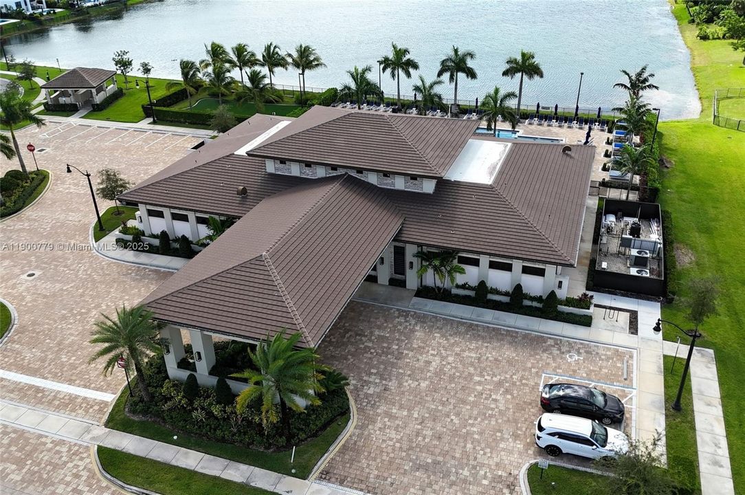 合同活跃: $5,300 (3 贝兹, 2 浴室, 2545 平方英尺)