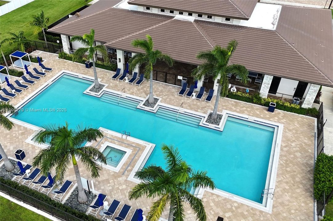 合同活跃: $5,300 (3 贝兹, 2 浴室, 2545 平方英尺)