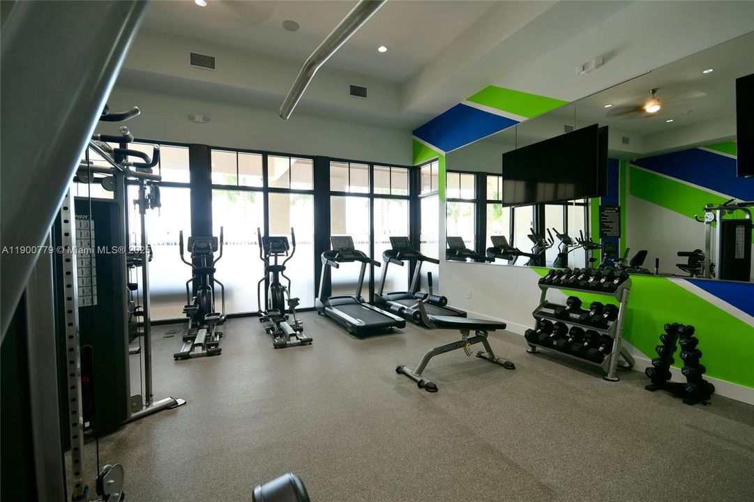 合同活跃: $5,300 (3 贝兹, 2 浴室, 2545 平方英尺)