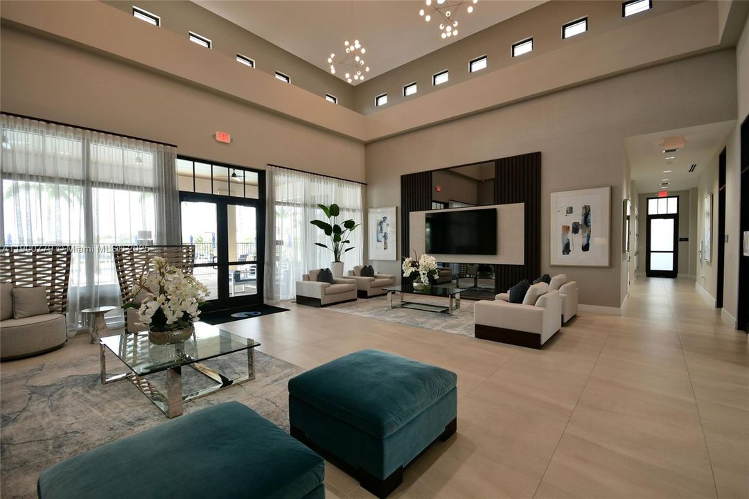 合同活跃: $5,300 (3 贝兹, 2 浴室, 2545 平方英尺)