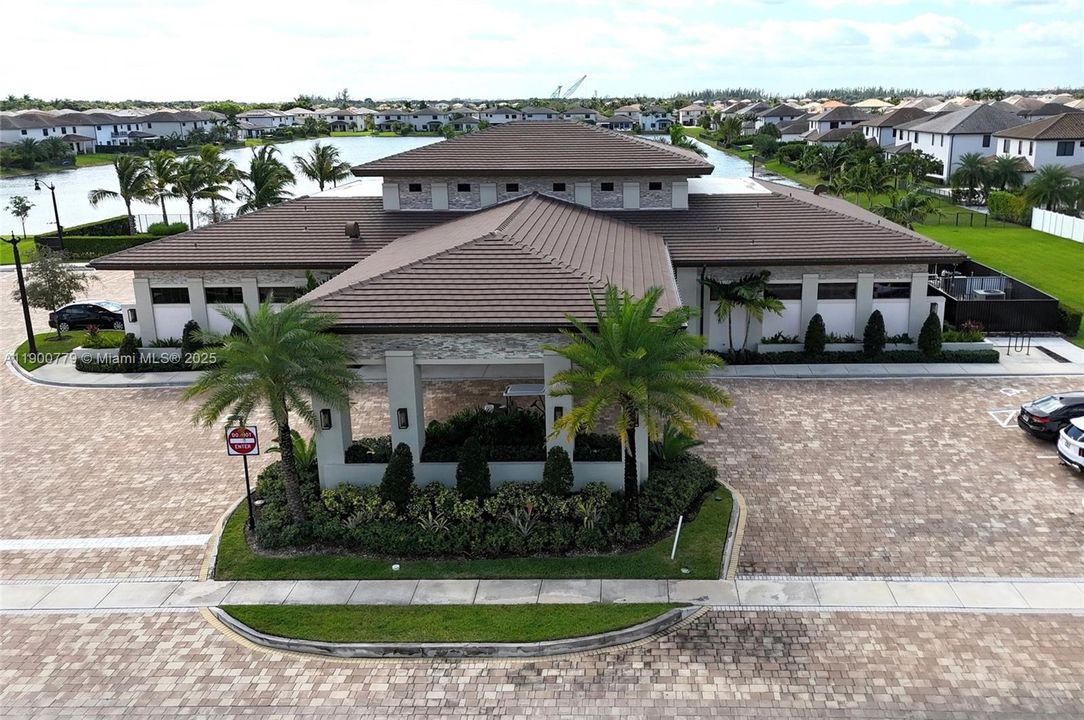 合同活跃: $5,300 (3 贝兹, 2 浴室, 2545 平方英尺)