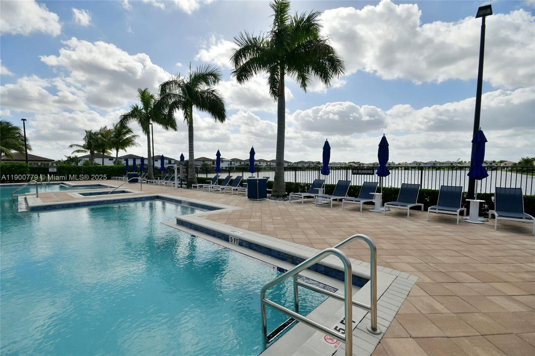 合同活跃: $5,300 (3 贝兹, 2 浴室, 2545 平方英尺)