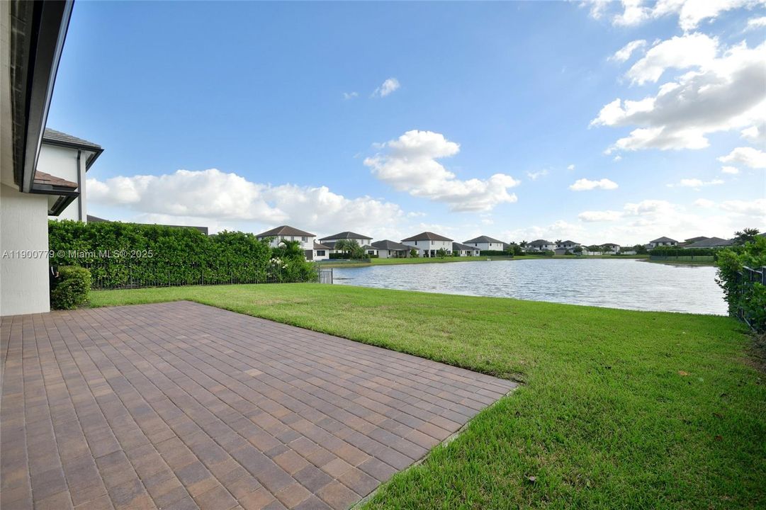 合同活跃: $5,300 (3 贝兹, 2 浴室, 2545 平方英尺)