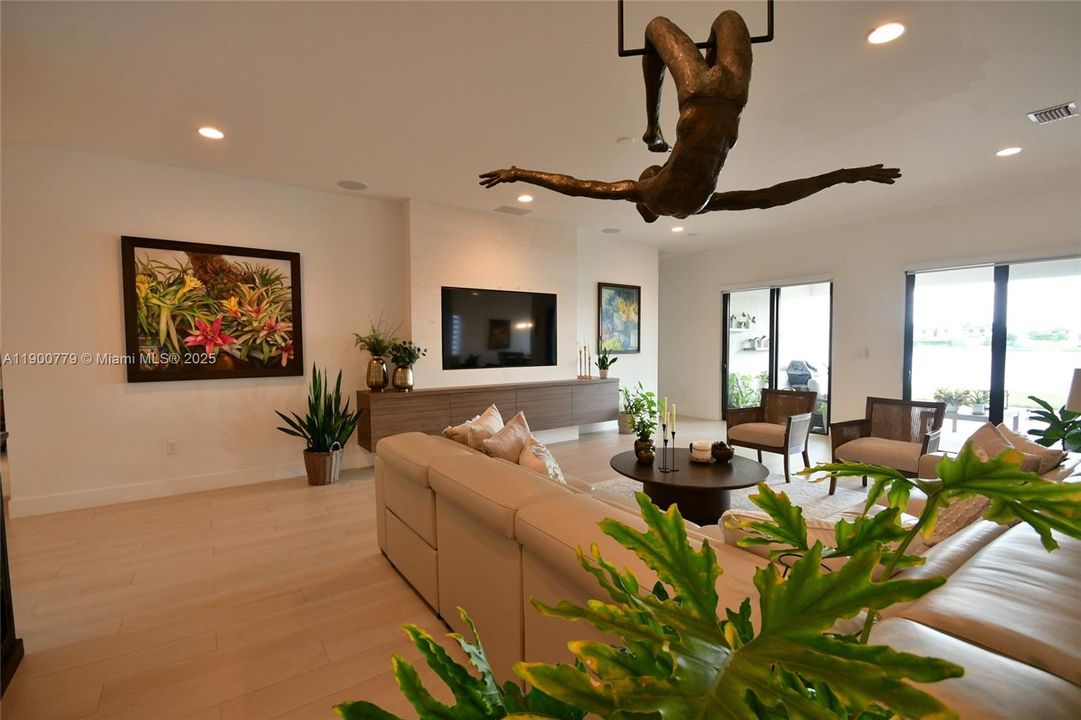 合同活跃: $5,300 (3 贝兹, 2 浴室, 2545 平方英尺)