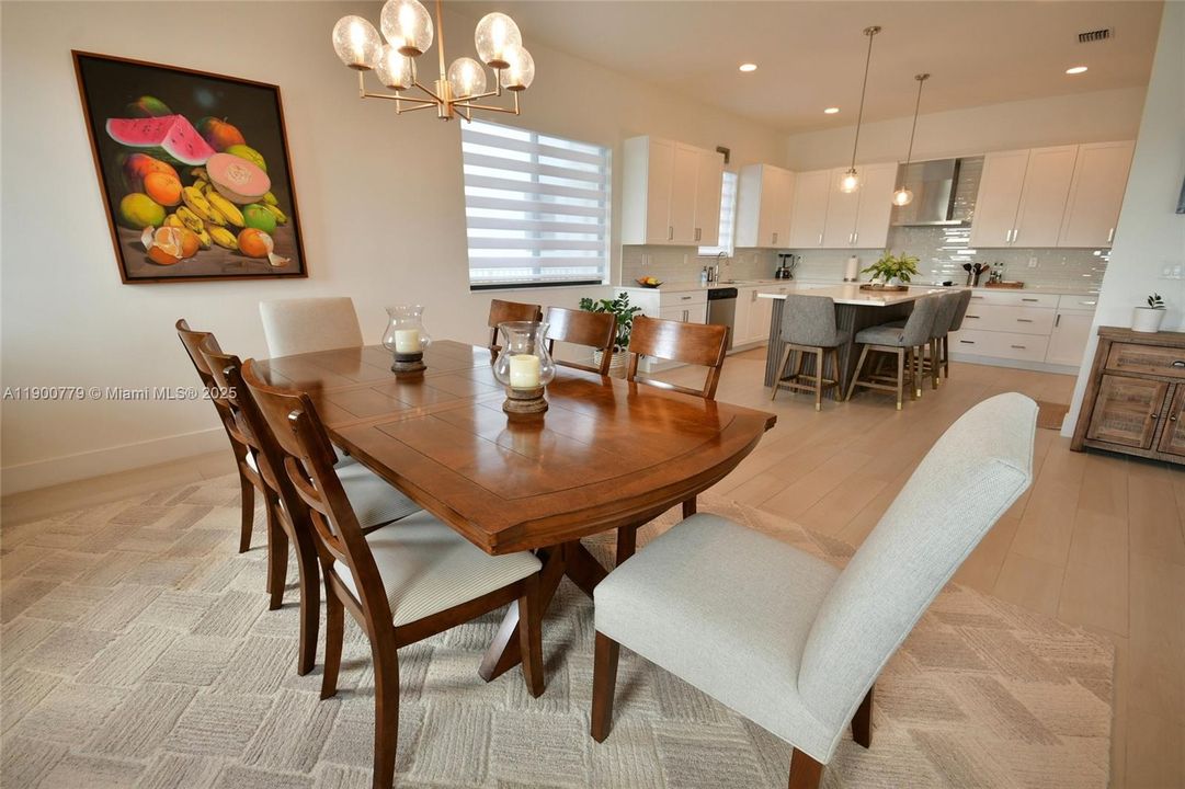 合同活跃: $5,300 (3 贝兹, 2 浴室, 2545 平方英尺)