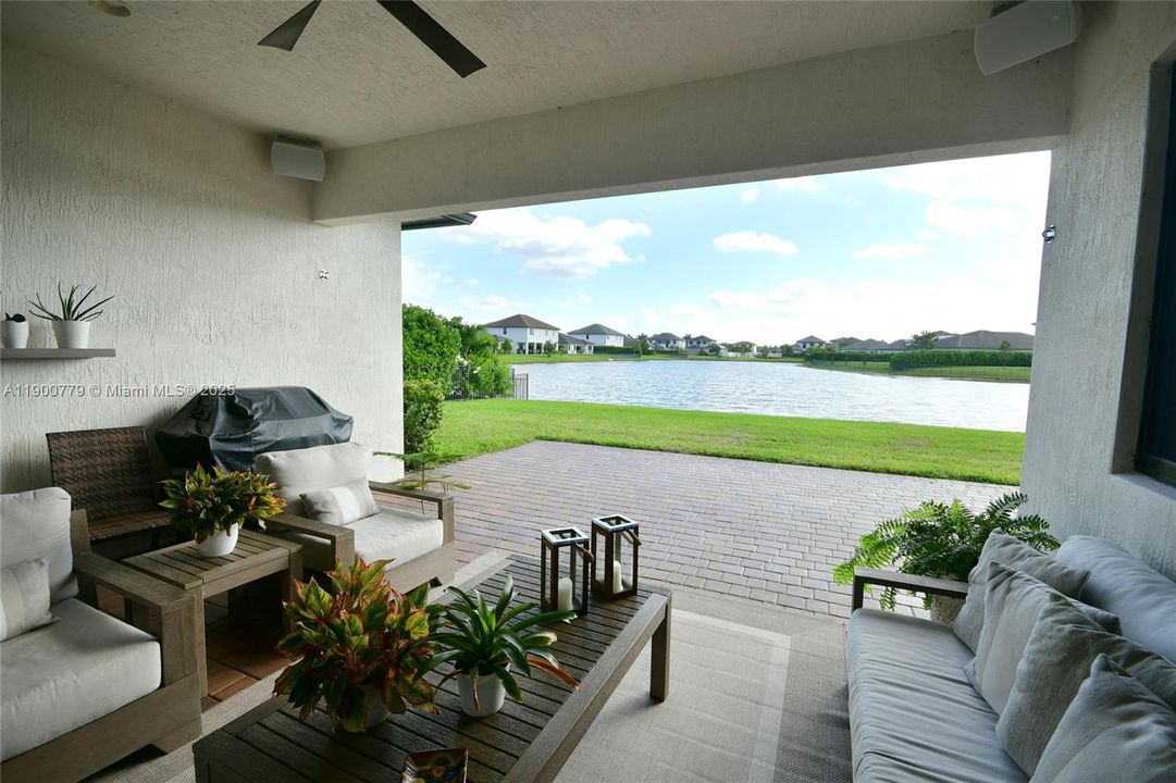 合同活跃: $5,300 (3 贝兹, 2 浴室, 2545 平方英尺)