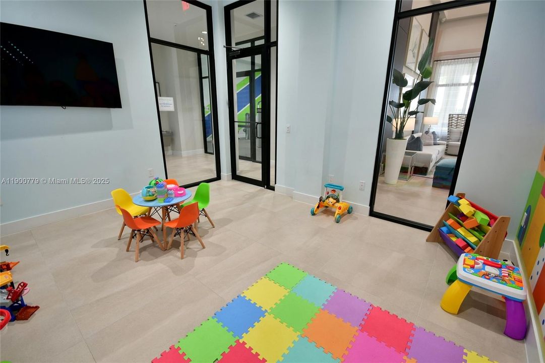 合同活跃: $5,300 (3 贝兹, 2 浴室, 2545 平方英尺)