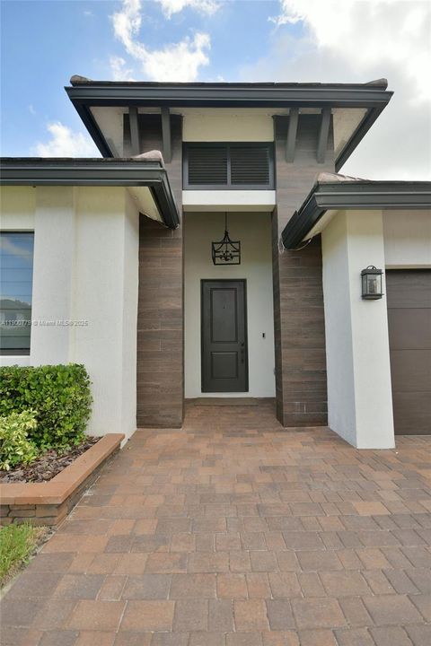 合同活跃: $5,300 (3 贝兹, 2 浴室, 2545 平方英尺)