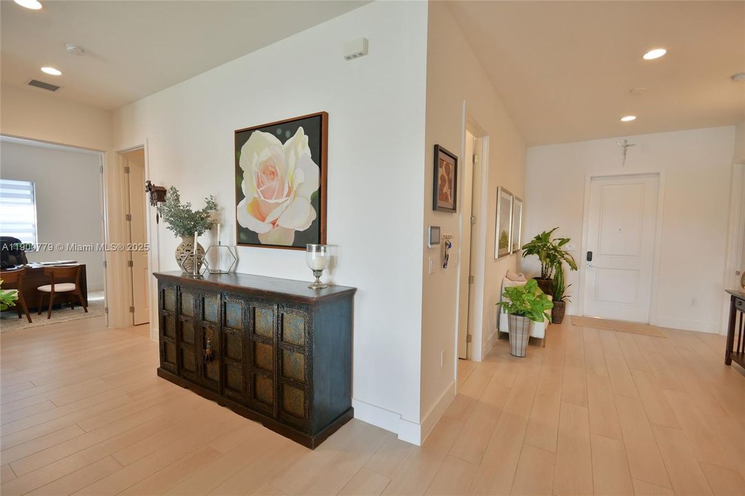 合同活跃: $5,300 (3 贝兹, 2 浴室, 2545 平方英尺)