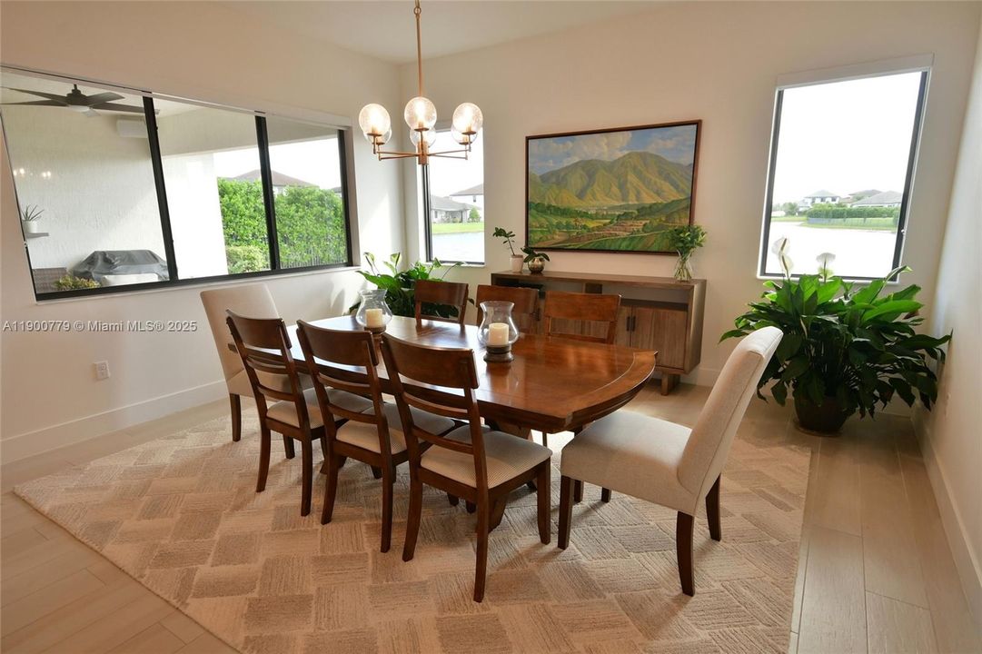 合同活跃: $5,300 (3 贝兹, 2 浴室, 2545 平方英尺)