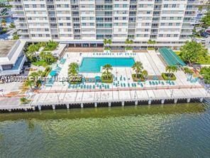 For Sale: $265,900 (1 beds, 1 baths, 762 Square Feet)