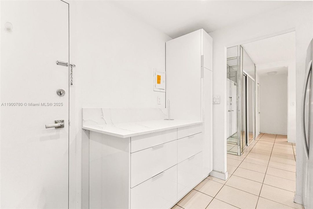 For Sale: $265,900 (1 beds, 1 baths, 762 Square Feet)