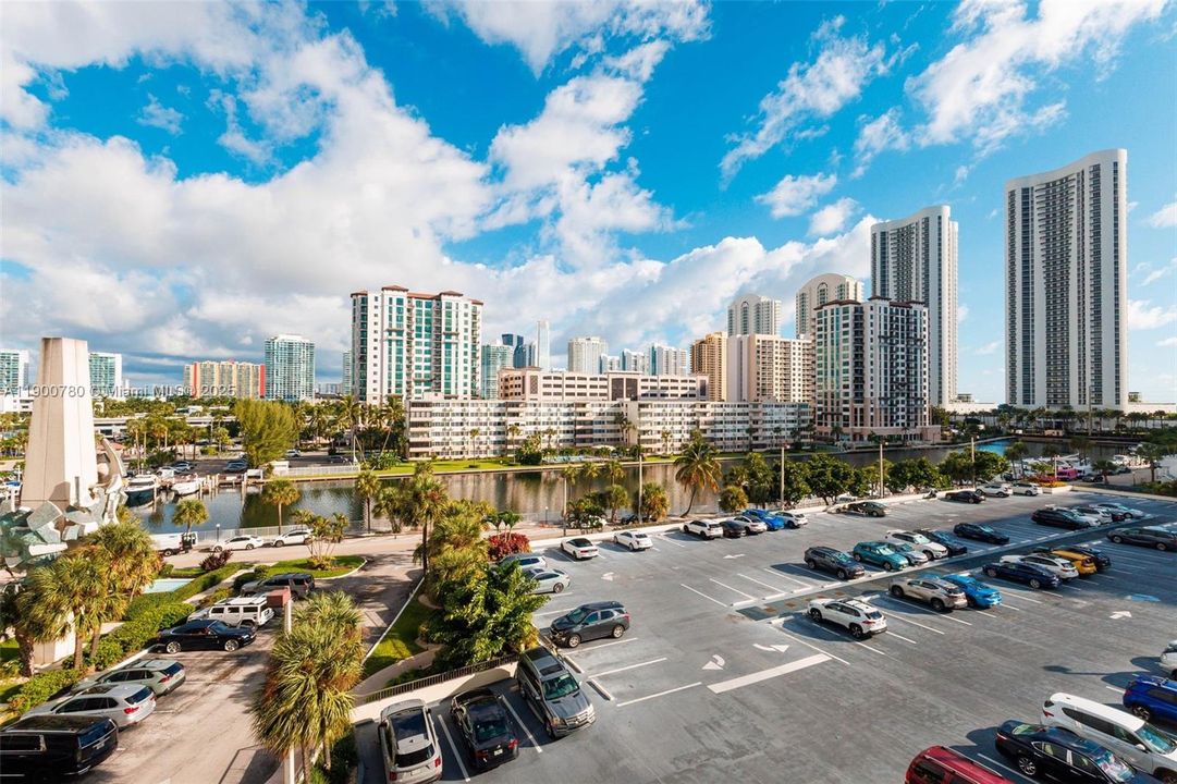 For Sale: $265,900 (1 beds, 1 baths, 762 Square Feet)