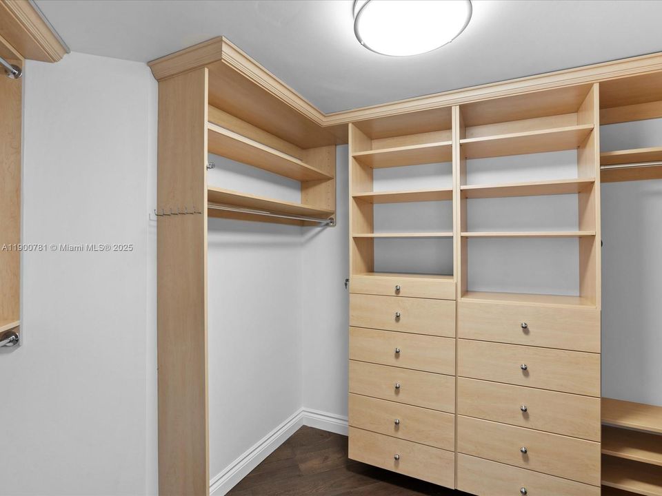 出租: $15,000 (4 贝兹, 4 浴室, 4080 平方英尺)