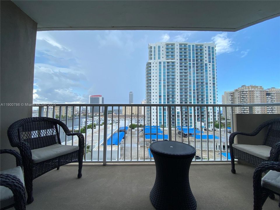 For Rent: $2,400 (1 beds, 1 baths, 798 Square Feet)