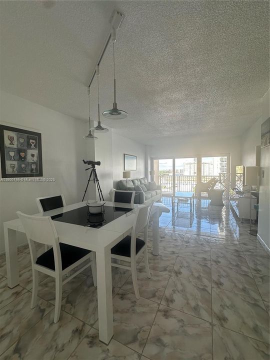 For Rent: $2,400 (1 beds, 1 baths, 798 Square Feet)