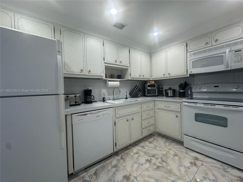 For Rent: $2,400 (1 beds, 1 baths, 798 Square Feet)