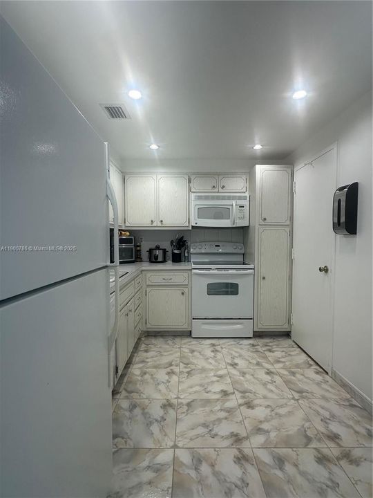 For Rent: $2,400 (1 beds, 1 baths, 798 Square Feet)