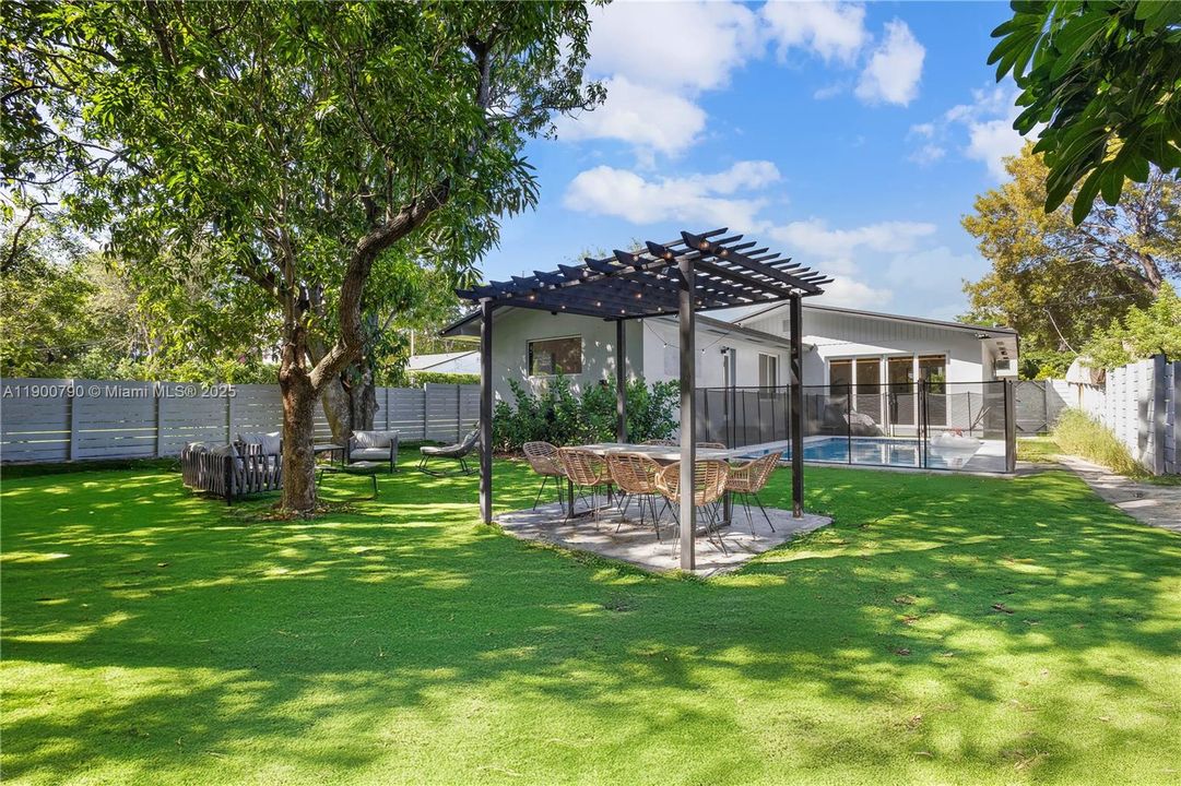 For Rent: $6,000 (4 beds, 2 baths, 1800 Square Feet)