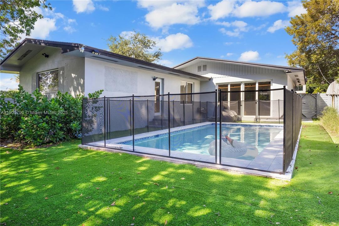 For Rent: $6,000 (4 beds, 2 baths, 1800 Square Feet)