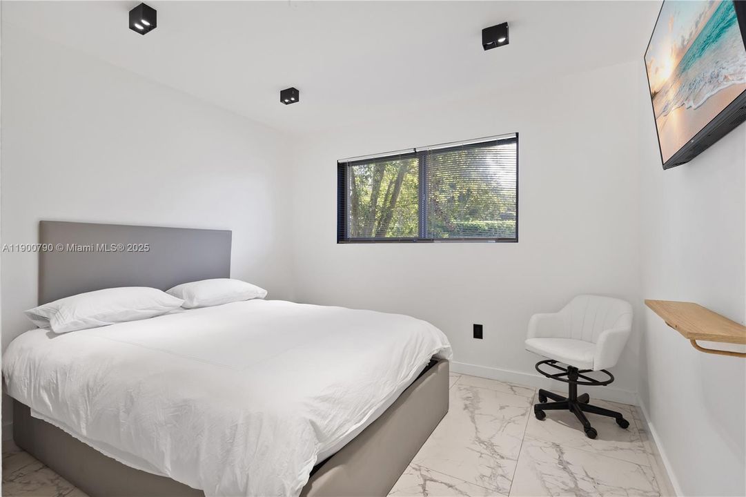 For Rent: $6,000 (4 beds, 2 baths, 1800 Square Feet)