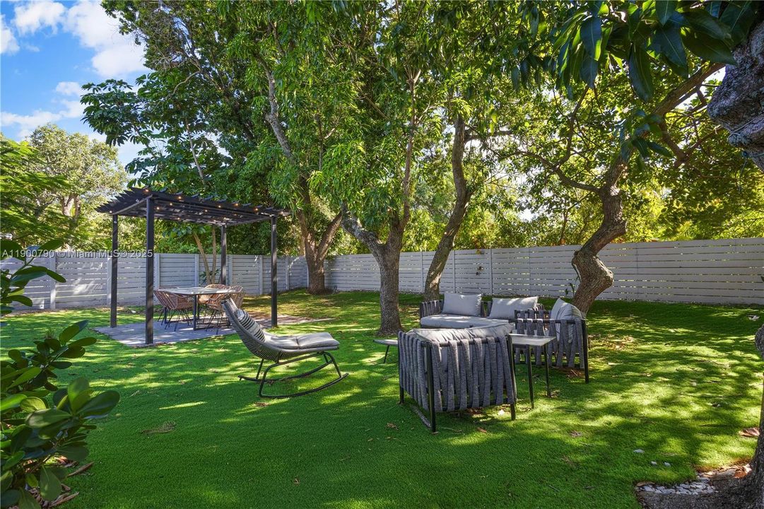 For Rent: $6,000 (4 beds, 2 baths, 1800 Square Feet)