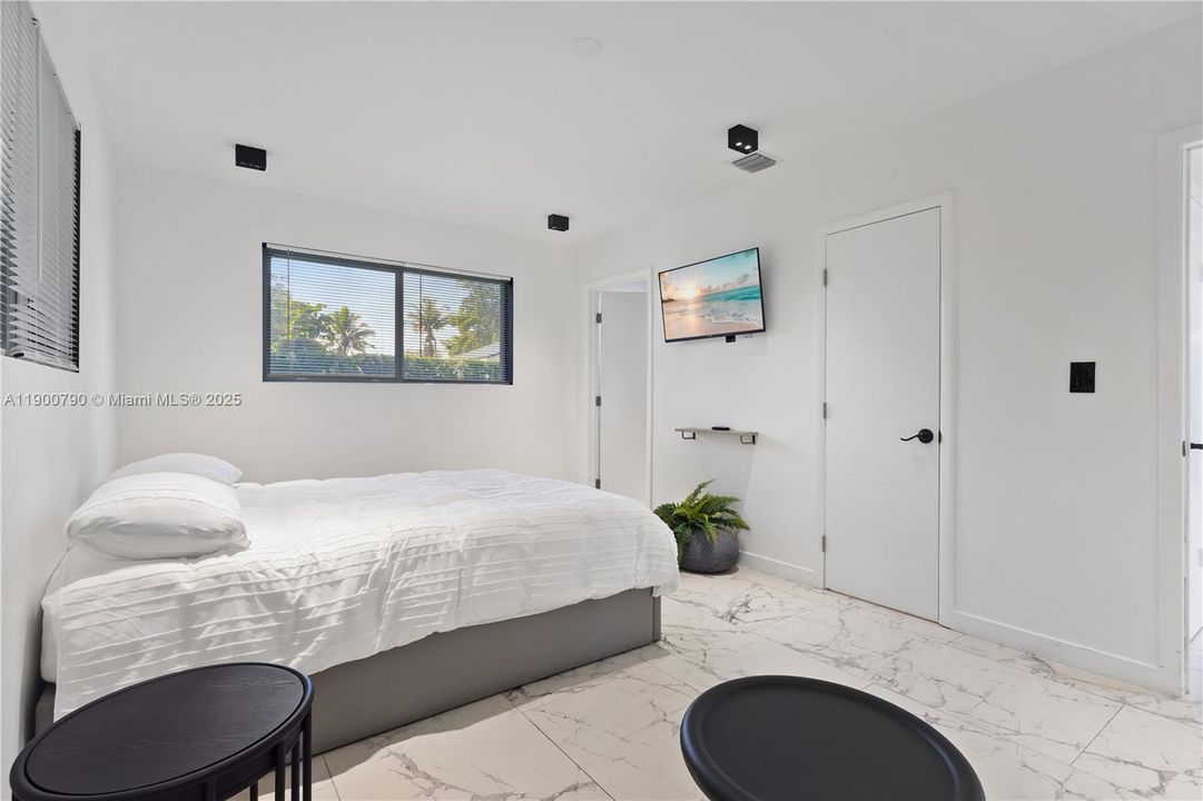 For Rent: $6,000 (4 beds, 2 baths, 1800 Square Feet)