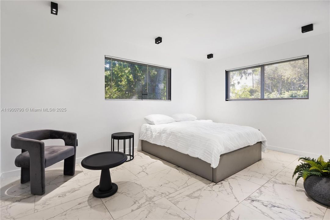 For Rent: $6,000 (4 beds, 2 baths, 1800 Square Feet)