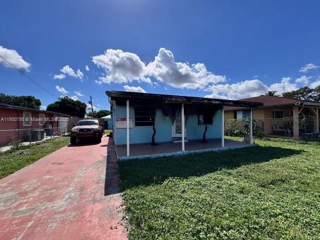 For Sale: $349,000 (3 beds, 2 baths, 884 Square Feet)