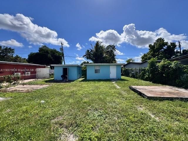 For Sale: $349,000 (3 beds, 2 baths, 884 Square Feet)