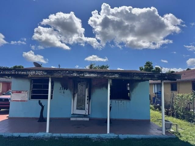 For Sale: $349,000 (3 beds, 2 baths, 884 Square Feet)