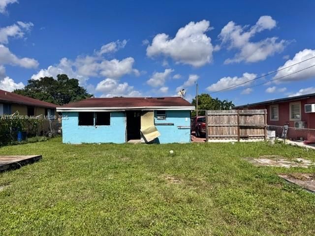 For Sale: $349,000 (3 beds, 2 baths, 884 Square Feet)