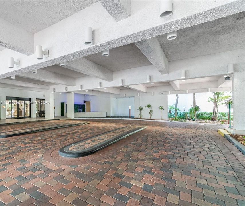 For Rent: $2,800 (2 beds, 2 baths, 1233 Square Feet)