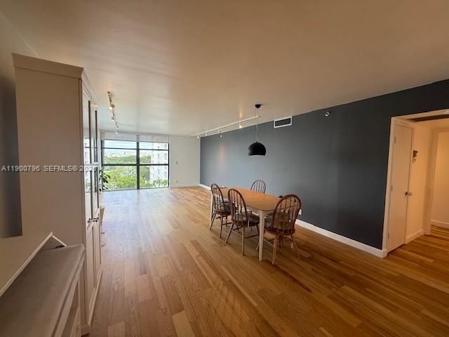 For Rent: $2,800 (2 beds, 2 baths, 1233 Square Feet)