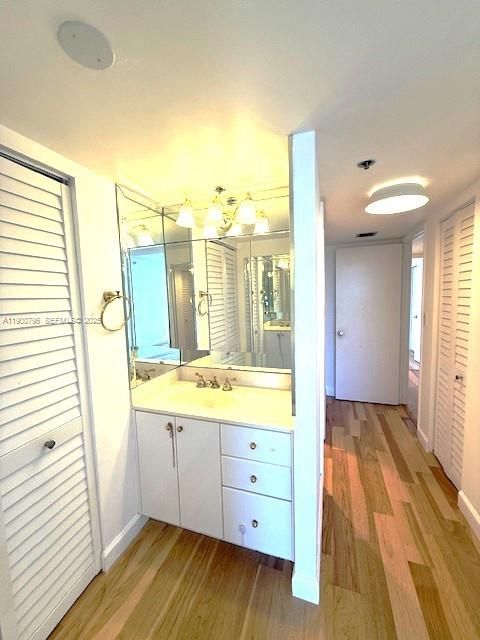 For Rent: $2,800 (2 beds, 2 baths, 1233 Square Feet)