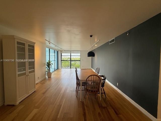 For Rent: $2,800 (2 beds, 2 baths, 1233 Square Feet)