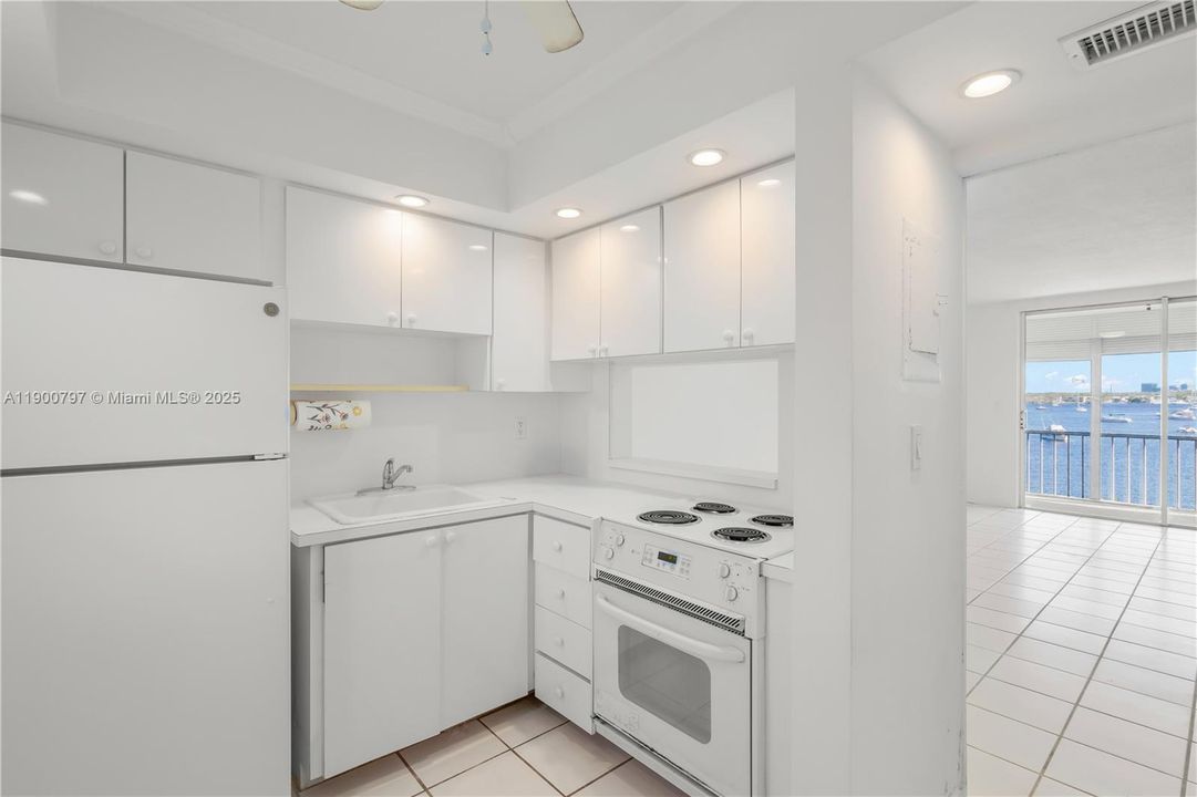 待售: $169,900 (1 贝兹, 1 浴室, 768 平方英尺)