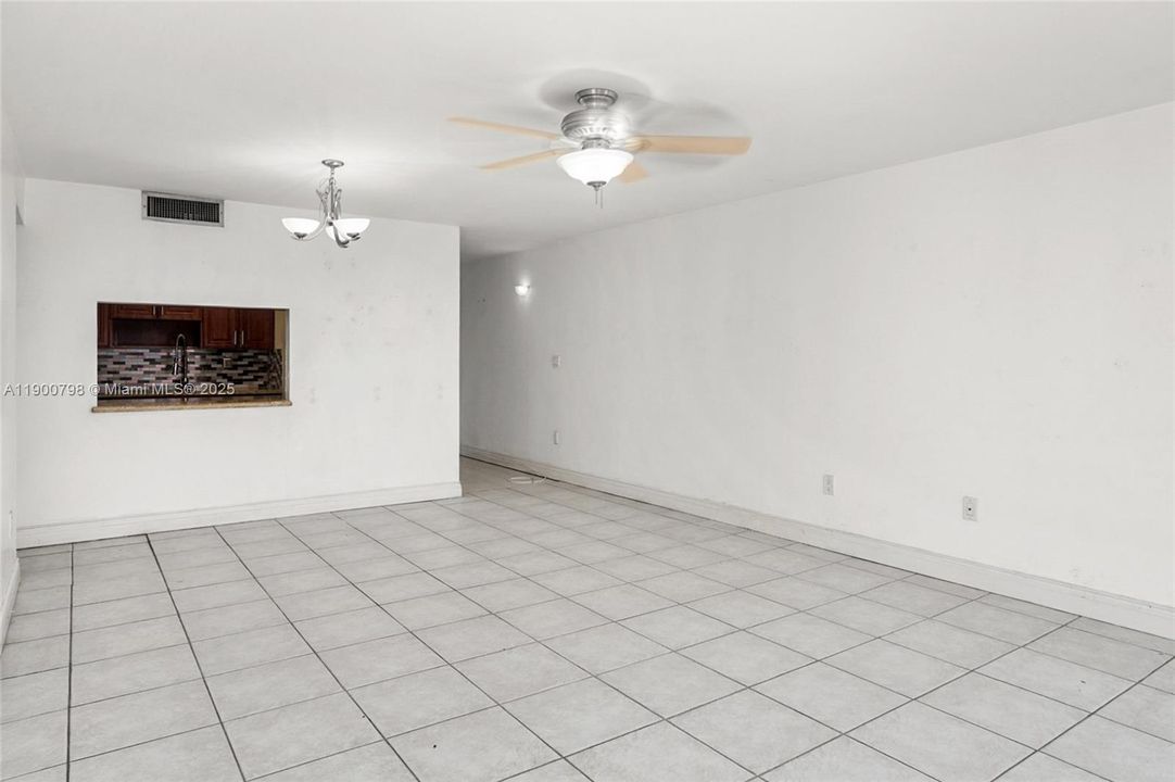 待售: $300,000 (2 贝兹, 2 浴室, 974 平方英尺)