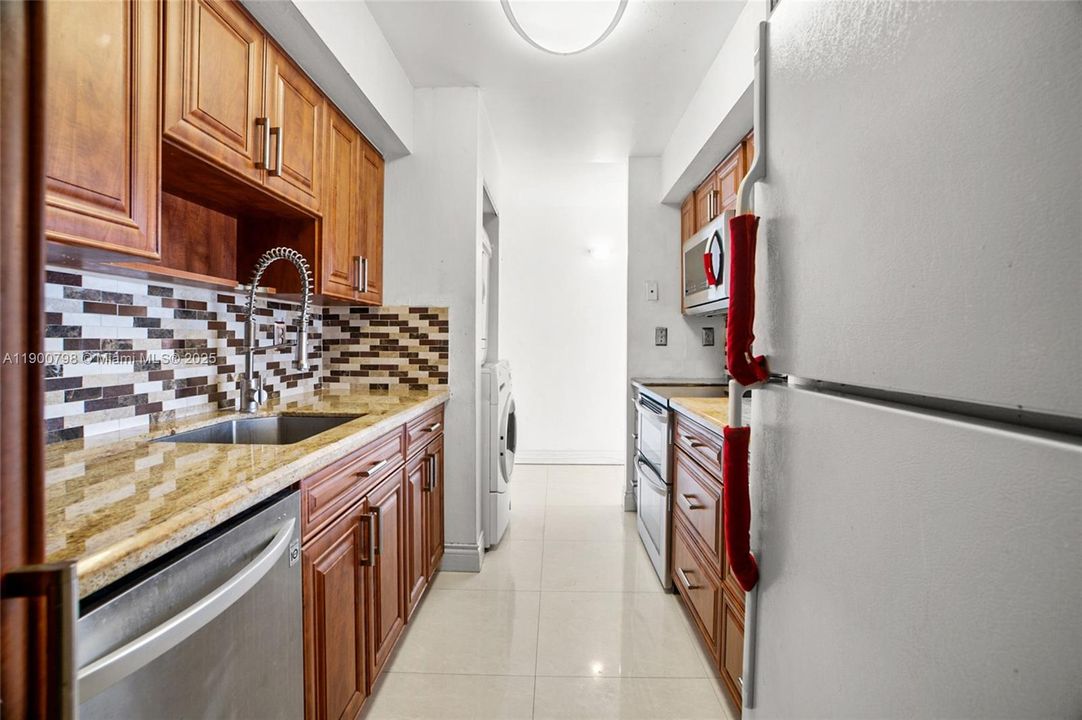 待售: $300,000 (2 贝兹, 2 浴室, 974 平方英尺)