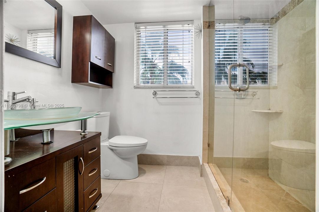 待售: $300,000 (2 贝兹, 2 浴室, 974 平方英尺)