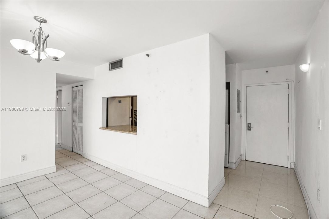 待售: $300,000 (2 贝兹, 2 浴室, 974 平方英尺)