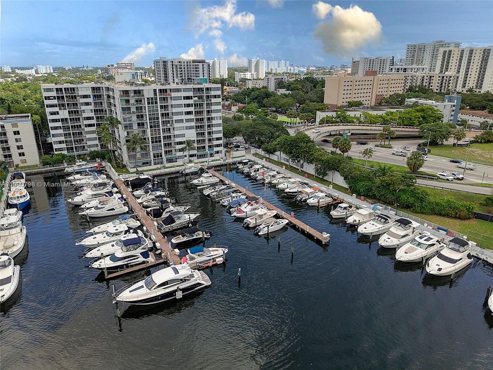 待售: $300,000 (2 贝兹, 2 浴室, 974 平方英尺)