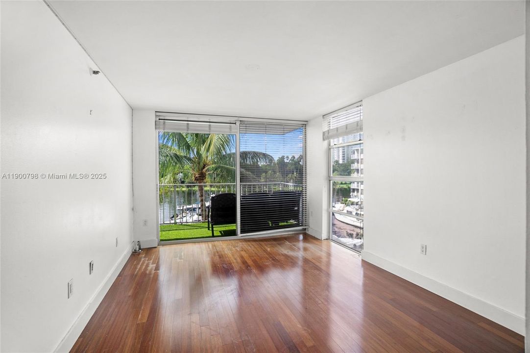 待售: $300,000 (2 贝兹, 2 浴室, 974 平方英尺)