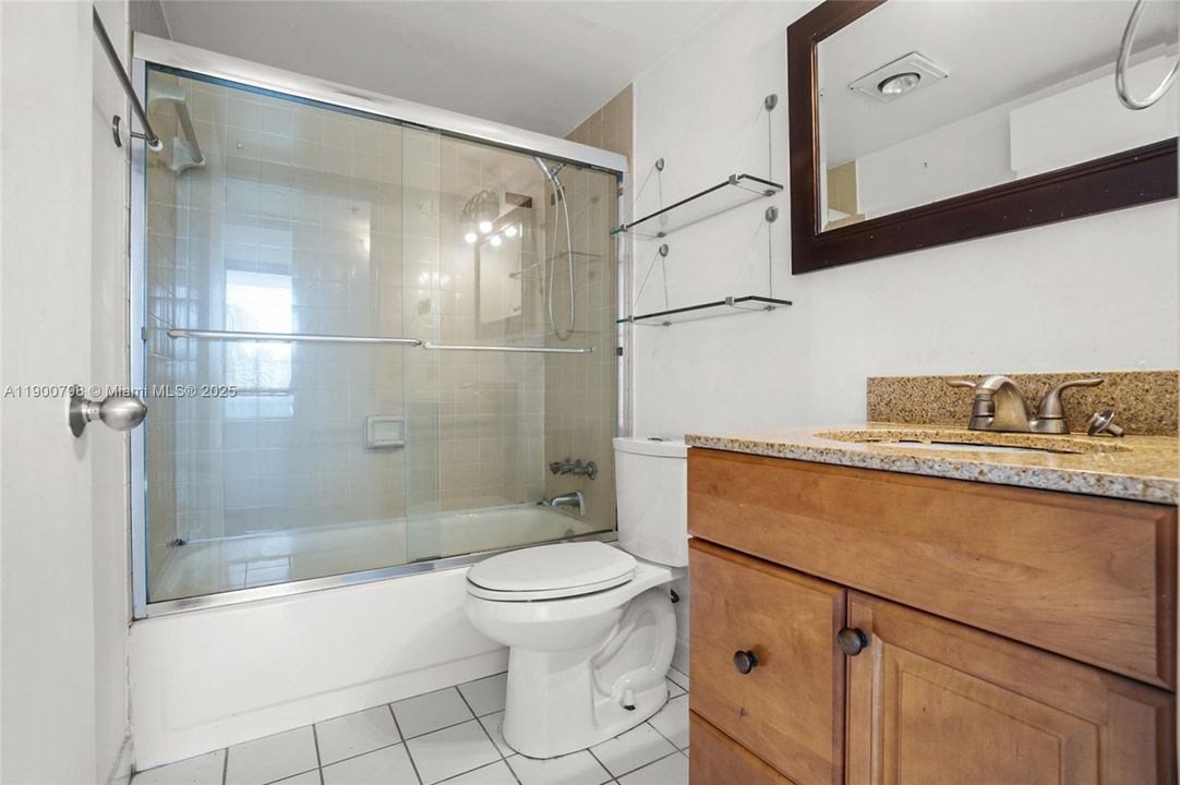 待售: $300,000 (2 贝兹, 2 浴室, 974 平方英尺)