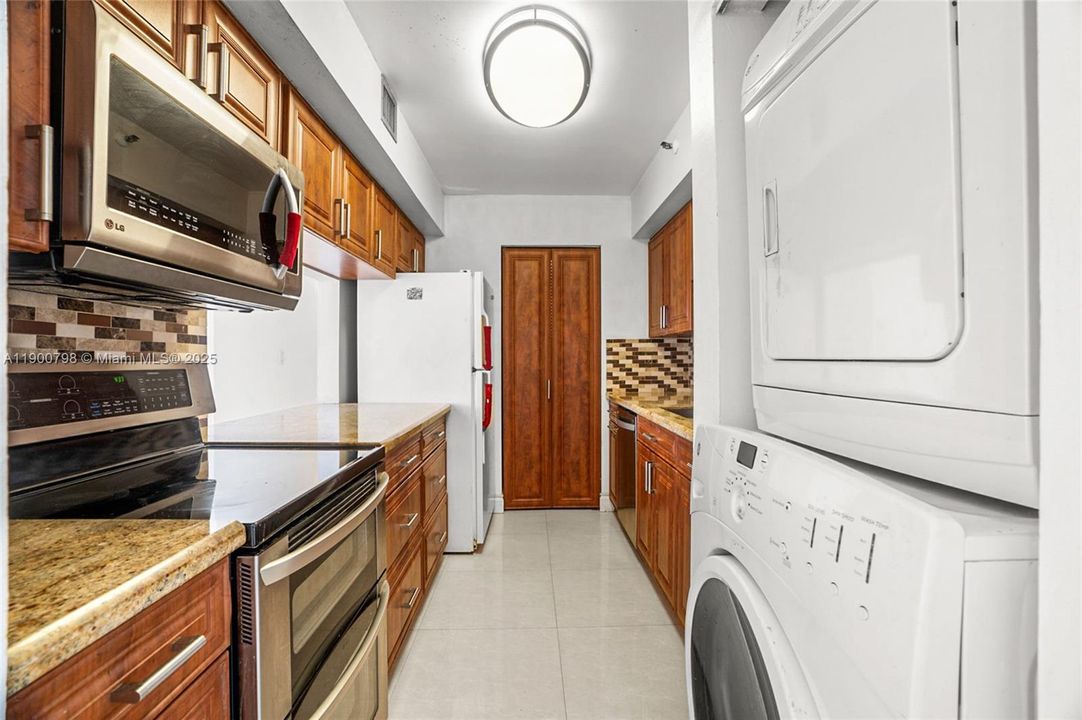 待售: $300,000 (2 贝兹, 2 浴室, 974 平方英尺)