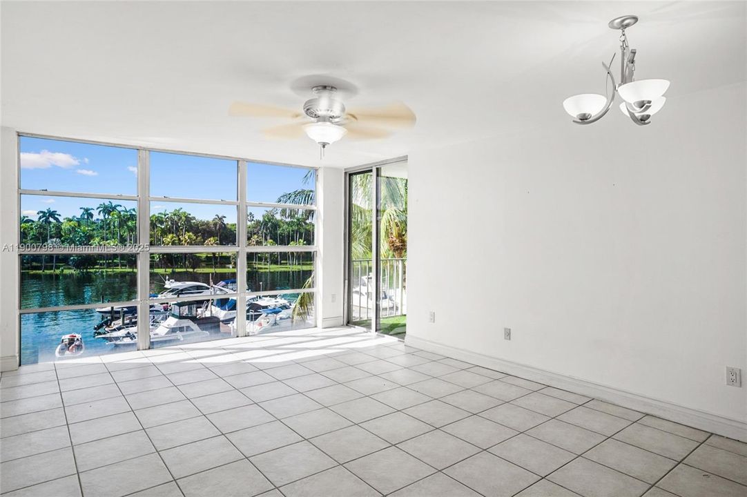 待售: $300,000 (2 贝兹, 2 浴室, 974 平方英尺)