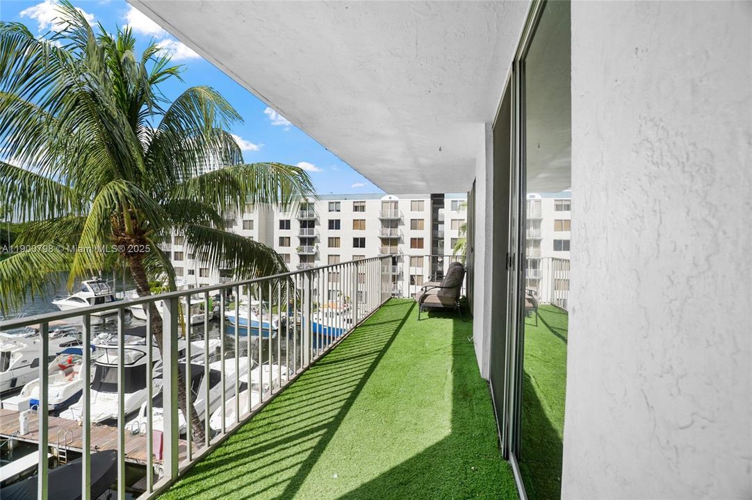 待售: $300,000 (2 贝兹, 2 浴室, 974 平方英尺)