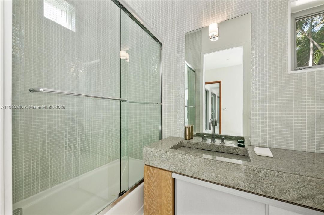 合同活跃: $8,500 (2 贝兹, 2 浴室, 1574 平方英尺)